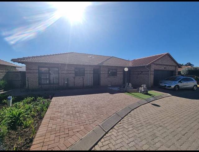 3 BEDROOM TOWNHOUSE FOR SALE IN NEWMARKET